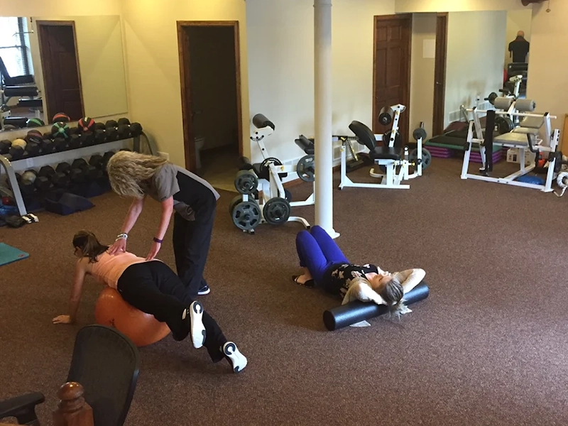 3 women woking out in a Gym